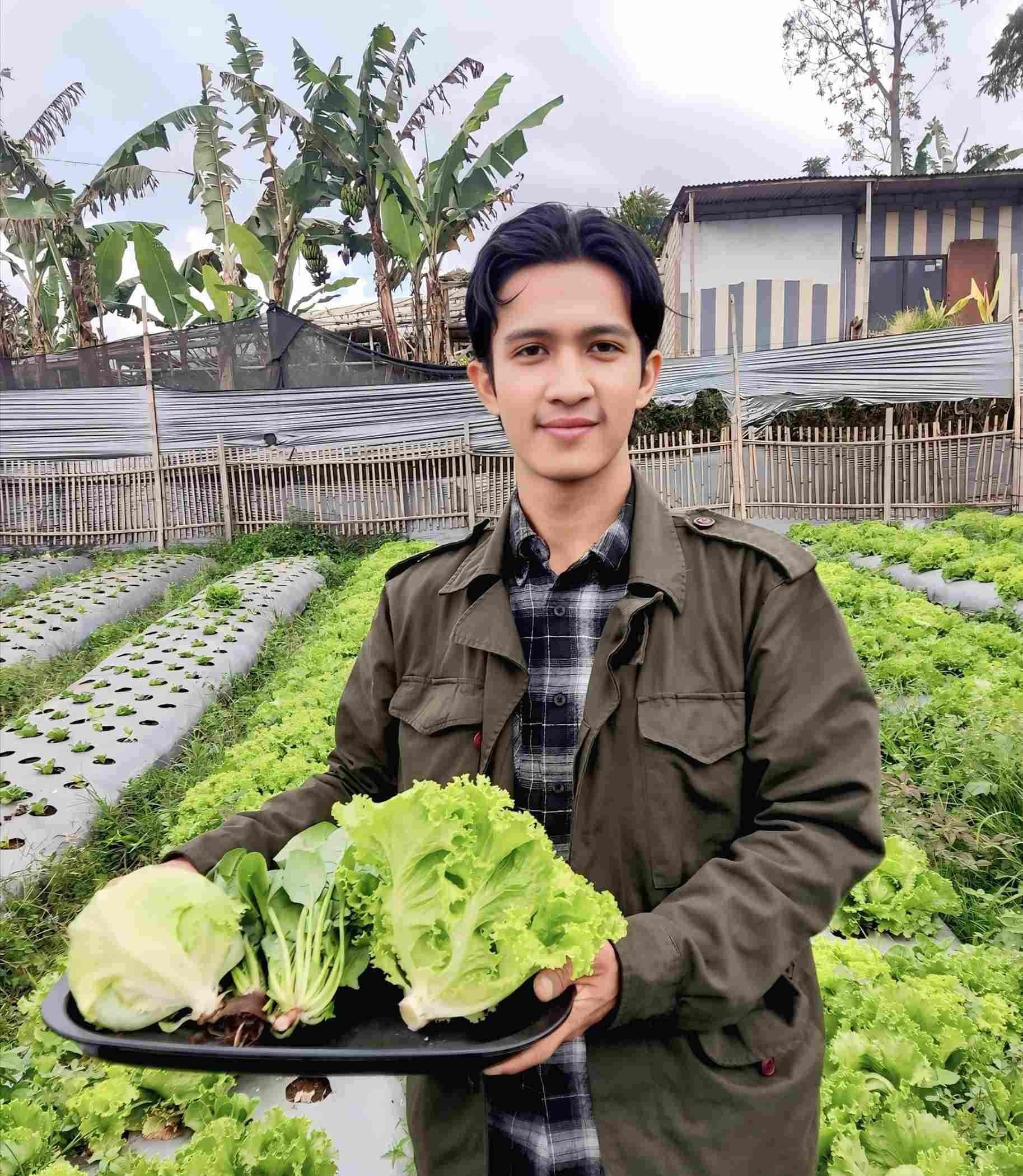 foto pemilik unhira agrikultur bersama petani